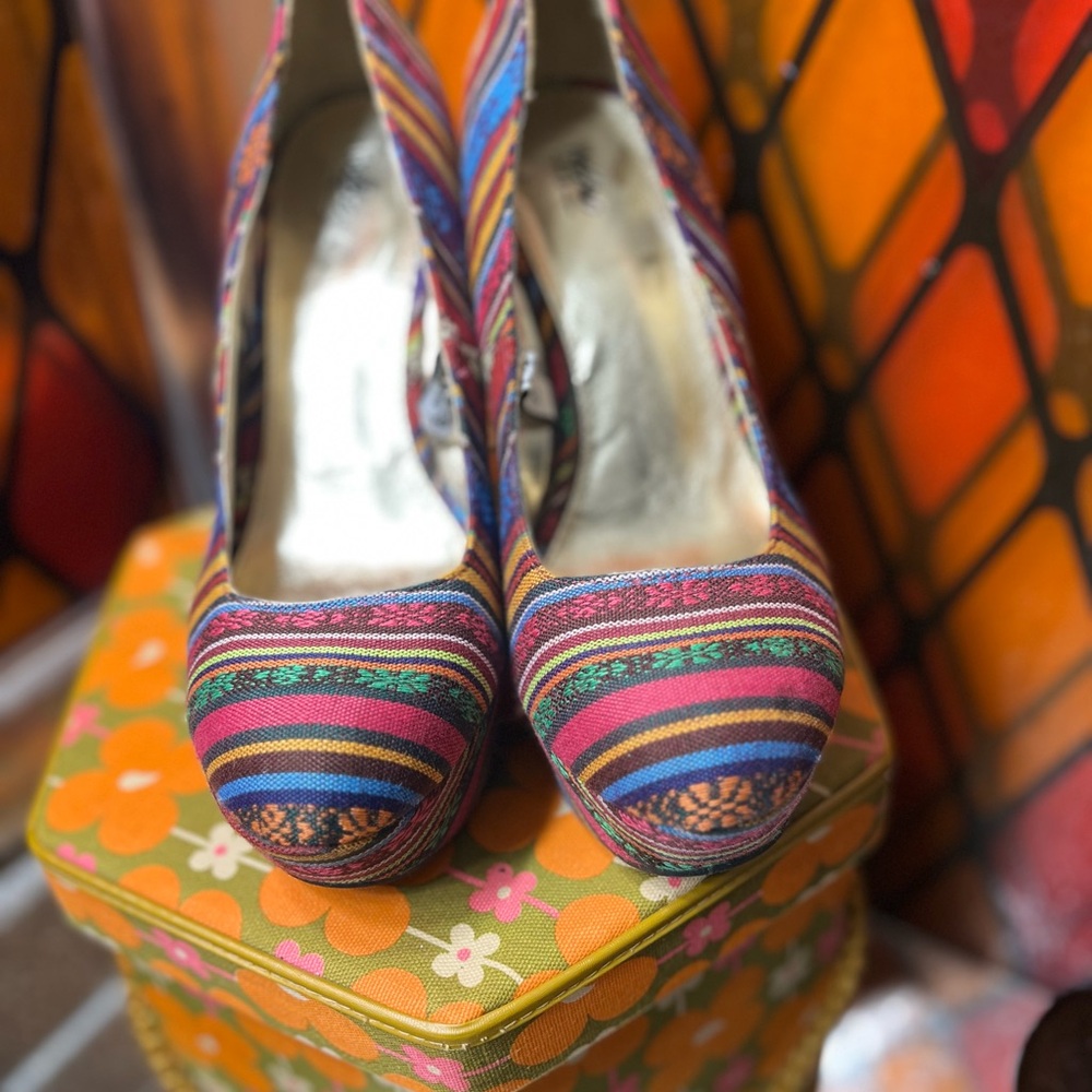 Vintage 1990’s-Y2K/2000’s size 8.5 Mossimo Supply Co. Multicolor Striped Wedges